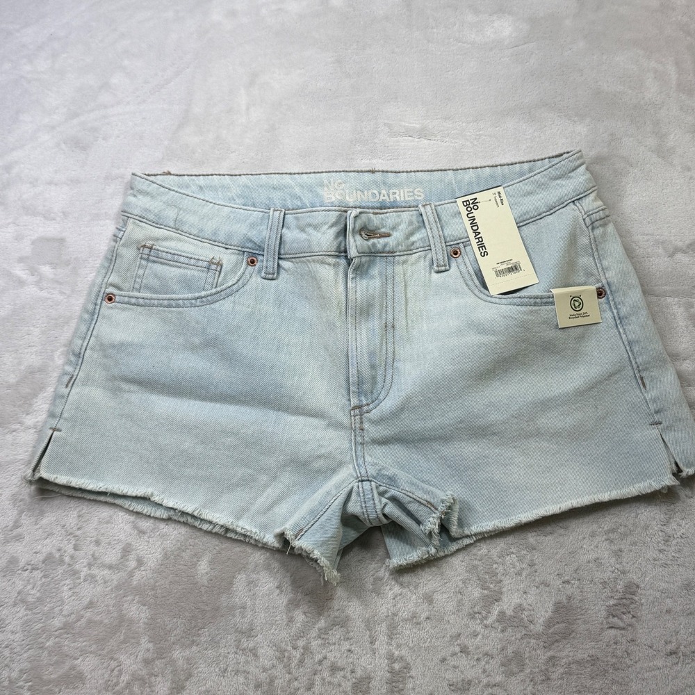 No Boundaries Mid-Rise Denim Shorts Size 6 Light Wash Raw Hem Frayed NWT